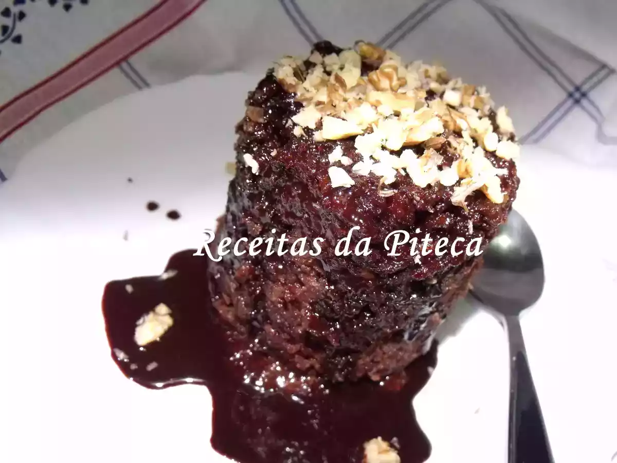 Bolo de chocolate e nozes húmido na caneca