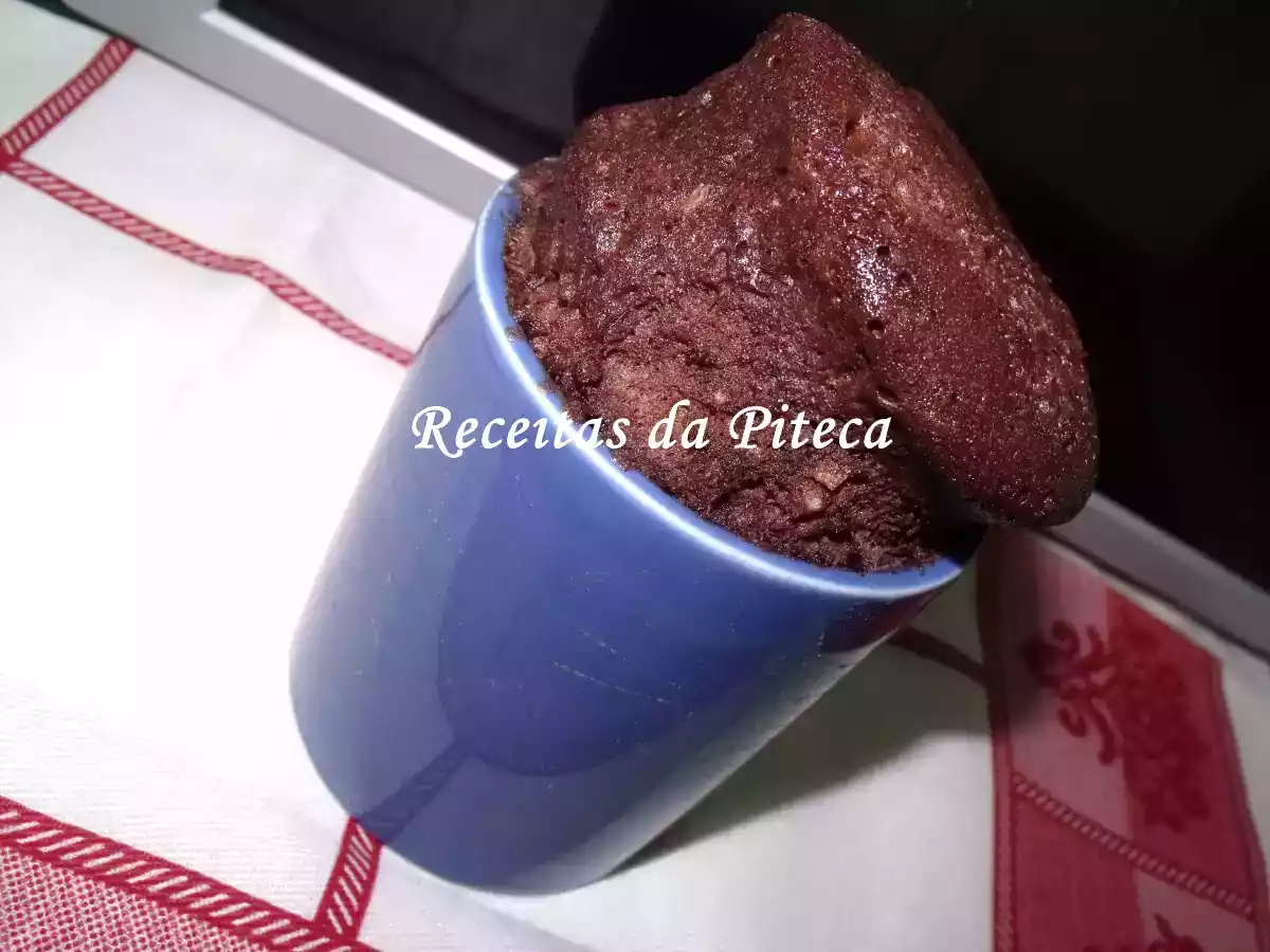 Bolo de chocolate e nozes na caneca