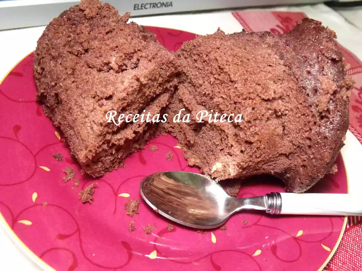 Bolo de chocolate e nozes na caneca - foto 2