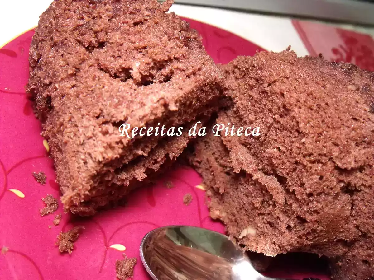 Bolo de chocolate e nozes na caneca - foto 3