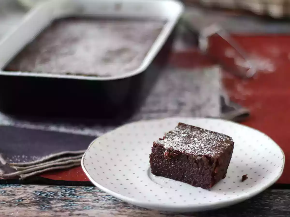 Bolo de chocolate e pasta de castanhas, sem adição de açúcar e com 4 ingredientes!