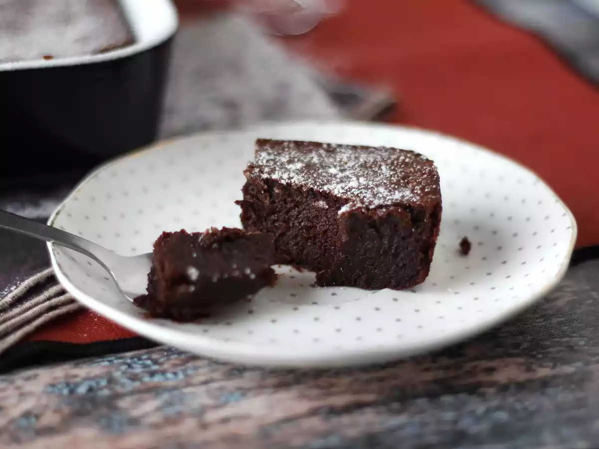 Bolo de chocolate e pasta de castanhas, sem adição de açúcar e com 4 ingredientes! - foto 5
