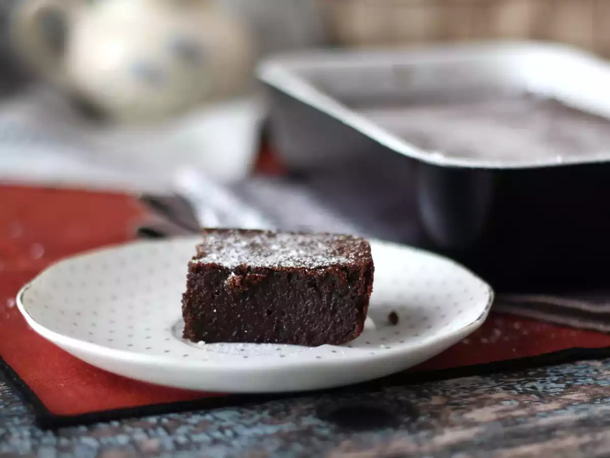 Bolo de chocolate e pasta de castanhas, sem adição de açúcar e com 4 ingredientes! - foto 9