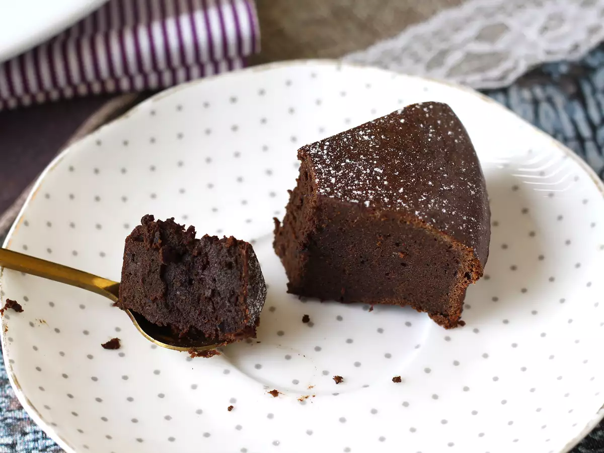 Bolo de chocolate fondant com whey: sobremesa proteica fácil e deliciosa - foto 4