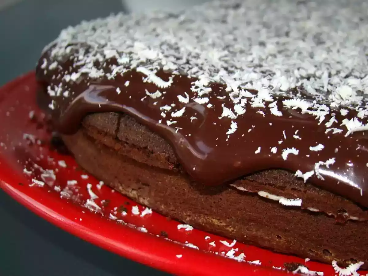 Bolo de Chocolate Recheado com Creme Russo e Coberto com Leite Condensado de Chocolate