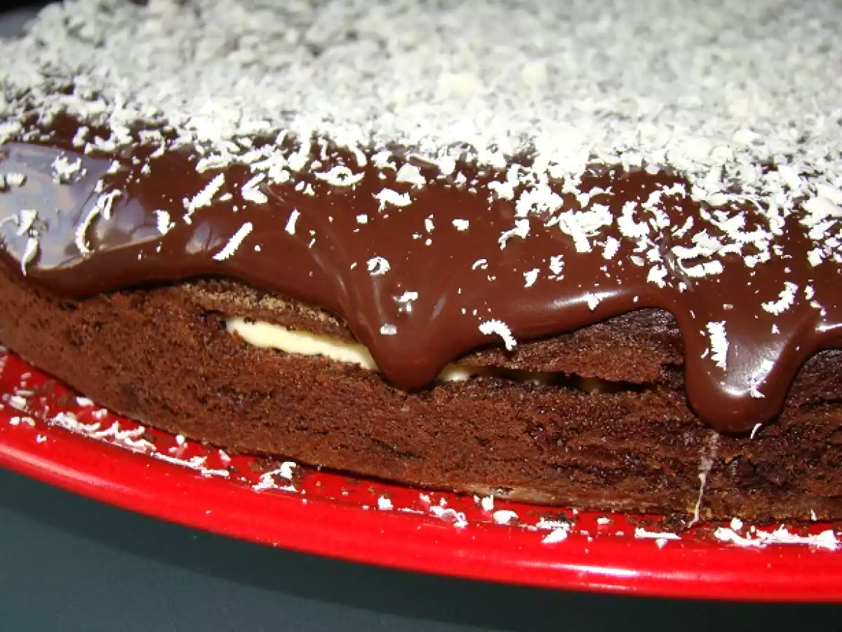 Bolo de Chocolate Recheado com Creme Russo e Coberto com Leite Condensado de Chocolate - foto 3