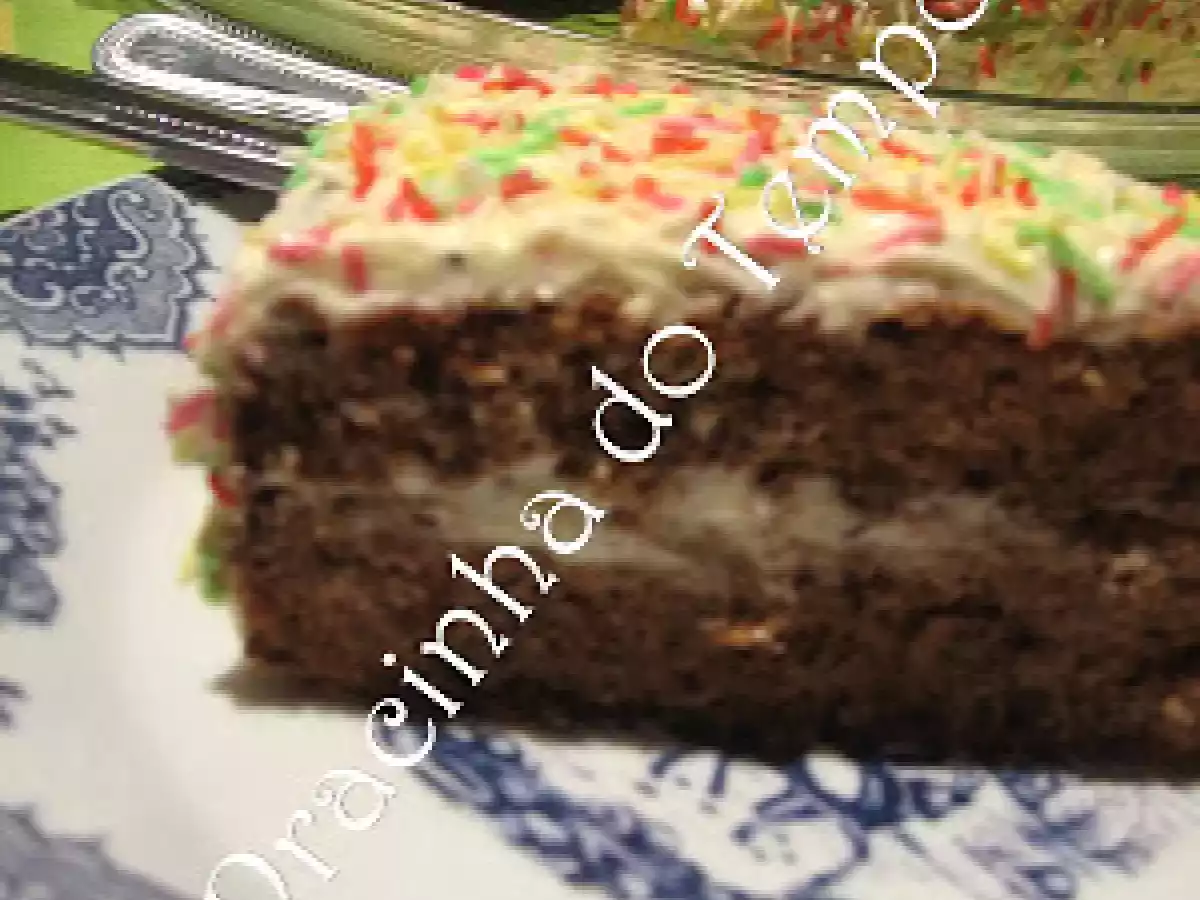 Bolo de chocolate recheado com mousse de chocolate branco - foto 2