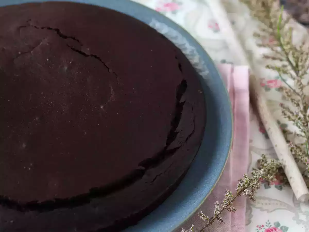 Bolo de chocolate sem lactose e sem batedeira - foto 3