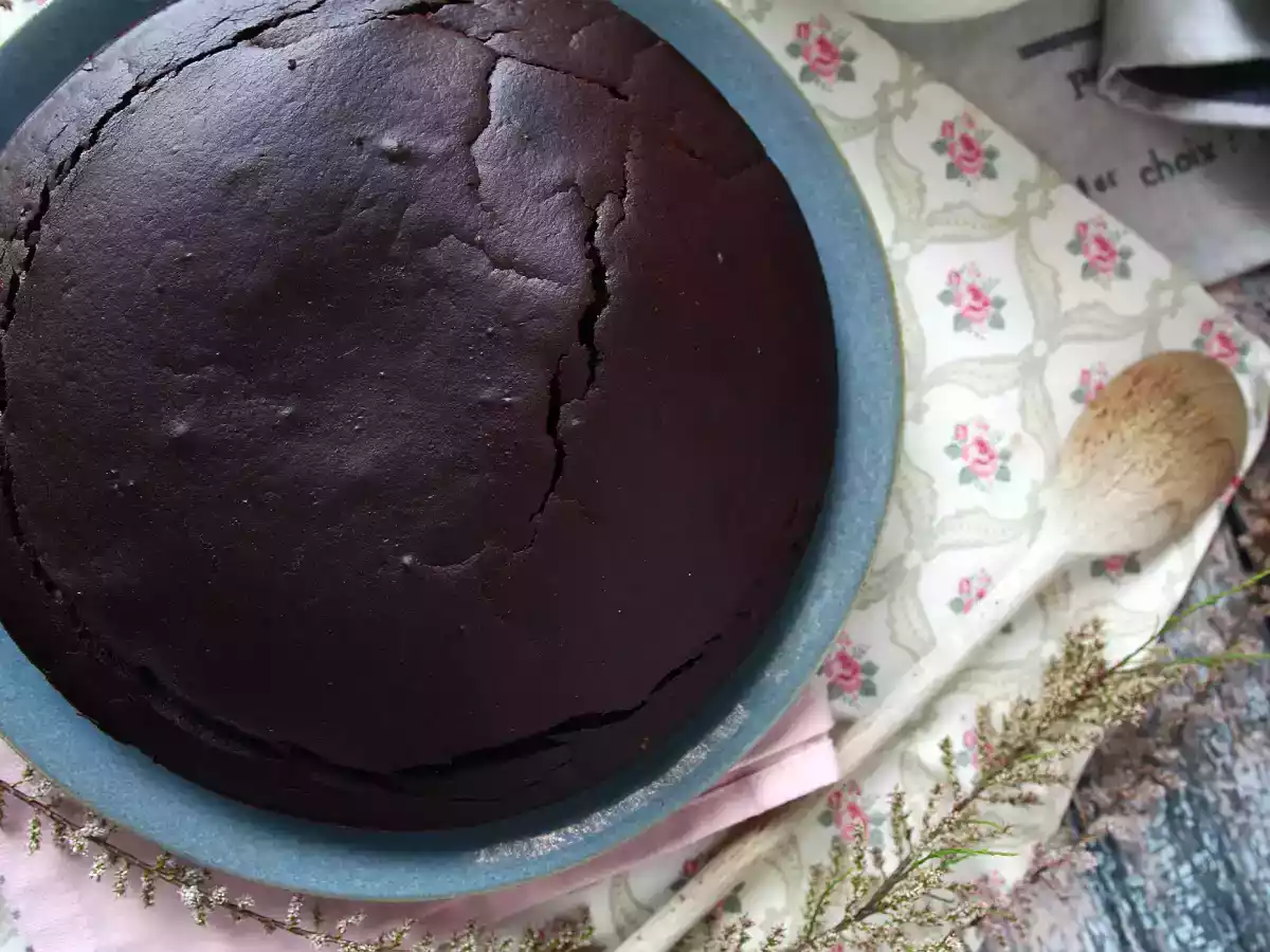 Bolo de chocolate sem lactose e sem batedeira