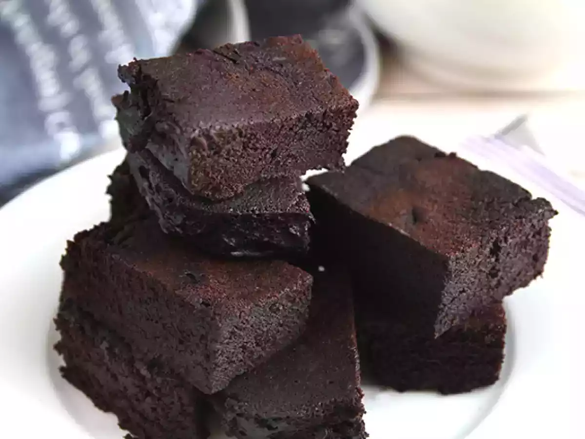 Bolo de chocolate sem ovos, sem leite e sem forno