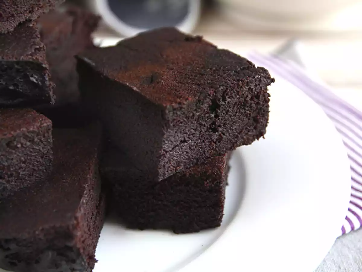 Bolo de chocolate sem ovos, sem leite e sem forno - foto 3