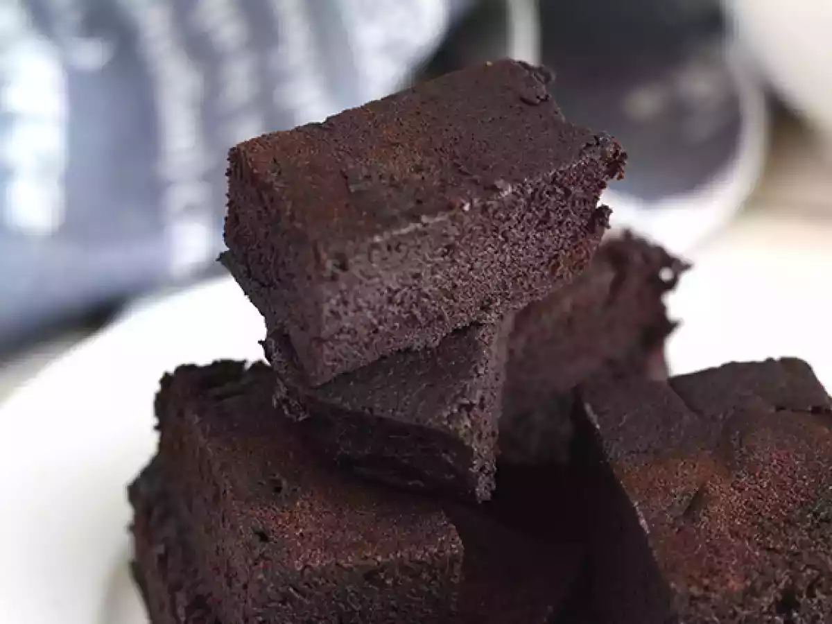 Bolo de chocolate sem ovos, sem leite e sem forno - foto 4