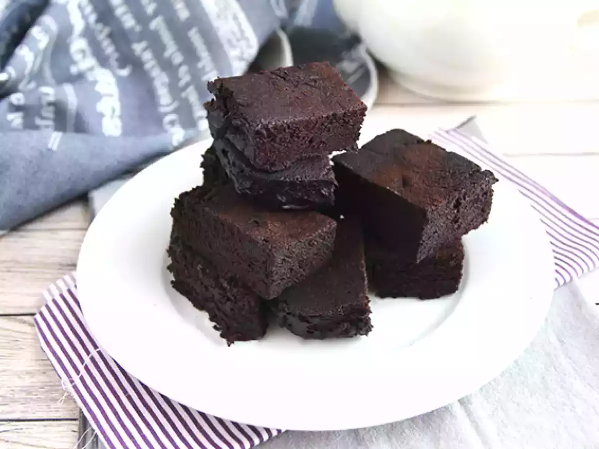 Bolo de chocolate sem ovos, sem leite e sem forno - foto 5