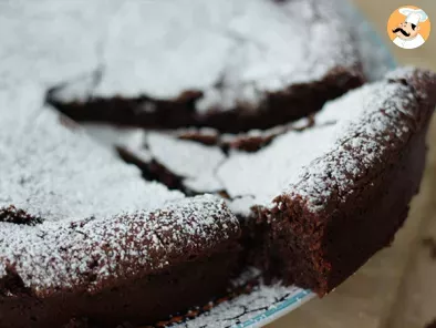 Aprenda a fazer um bolo de chocolate cremoso muito simples!