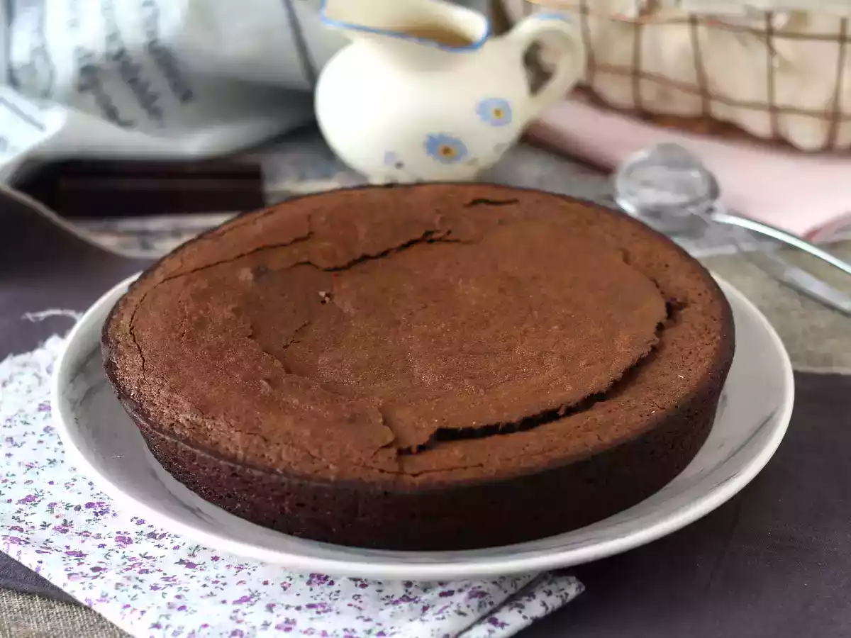 Bolo de chocolate simples e úmido - foto 2