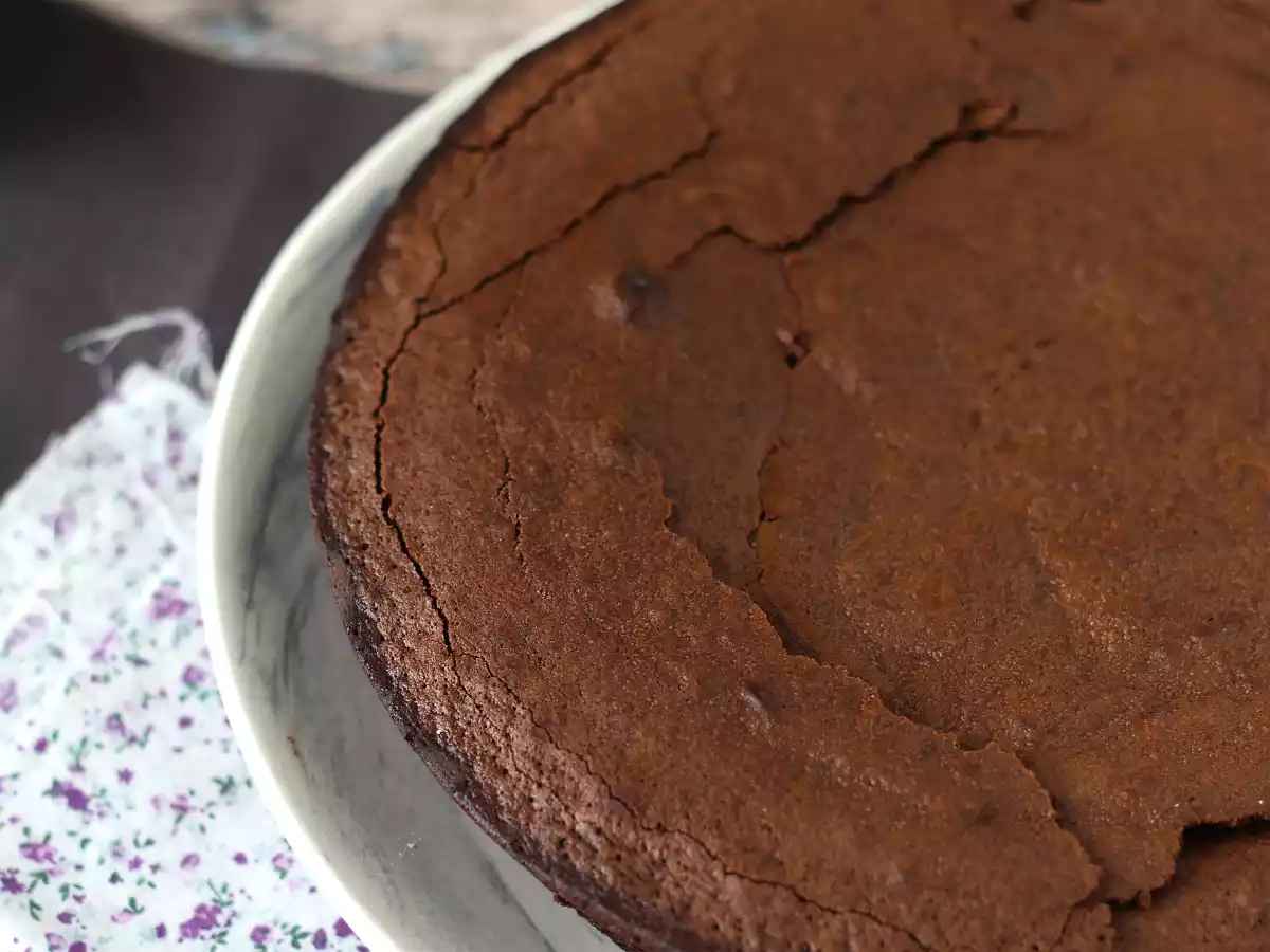 Bolo de chocolate simples e úmido - foto 3
