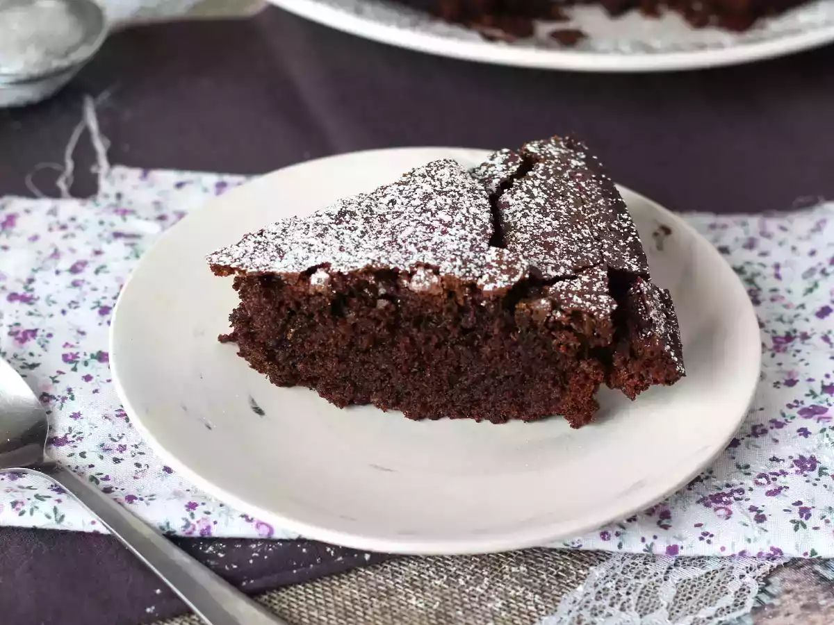 Bolo de chocolate simples e úmido - foto 4