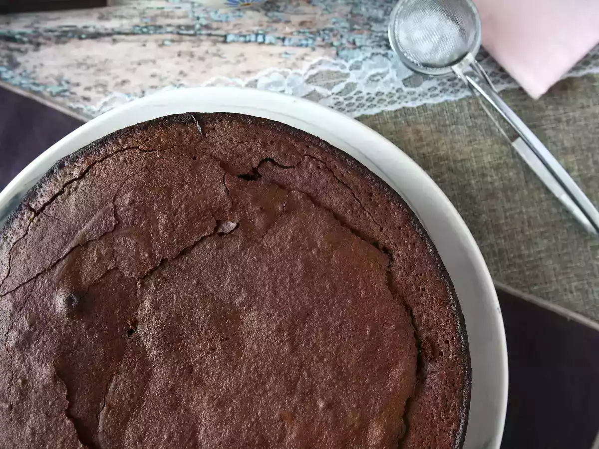 Bolo de chocolate simples e úmido - foto 5