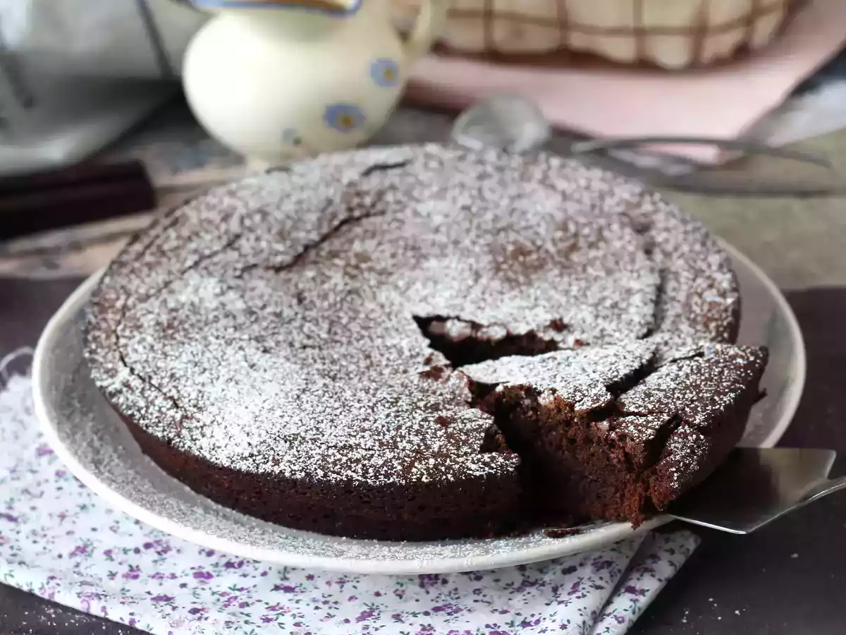 Bolo de chocolate simples e úmido