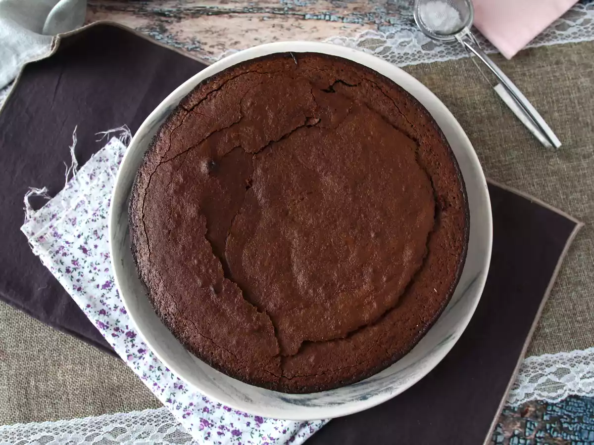 Bolo de chocolate simples e úmido - foto 6