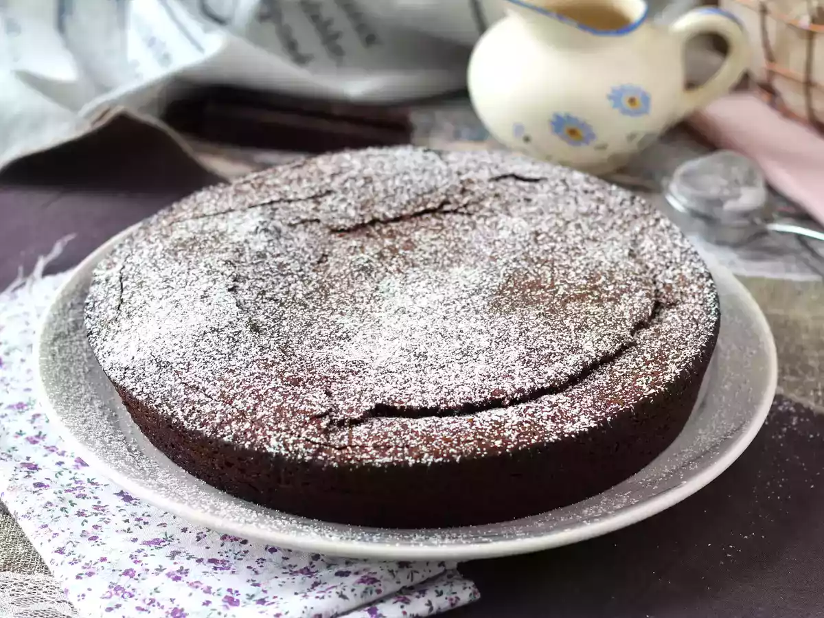 Bolo de chocolate simples e úmido - foto 7