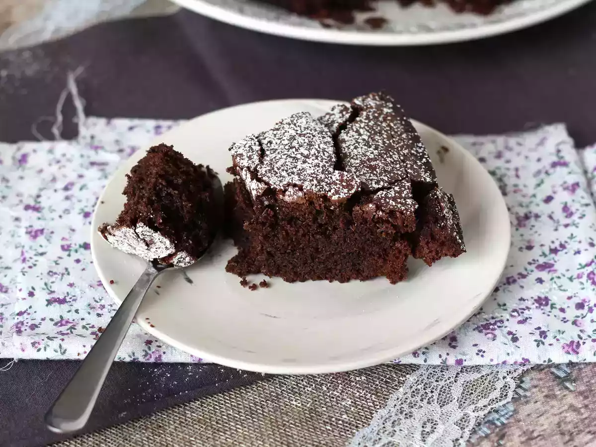 Bolo de chocolate simples e úmido - foto 8