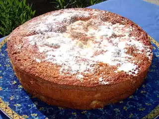 Bolo de claras com amêndoa