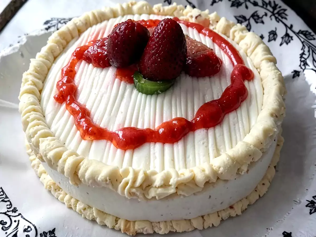 Bolo de claras com chantili e curd de limão