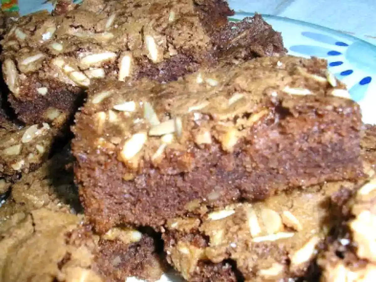 Bolo de claras com chocolate e amêndoa