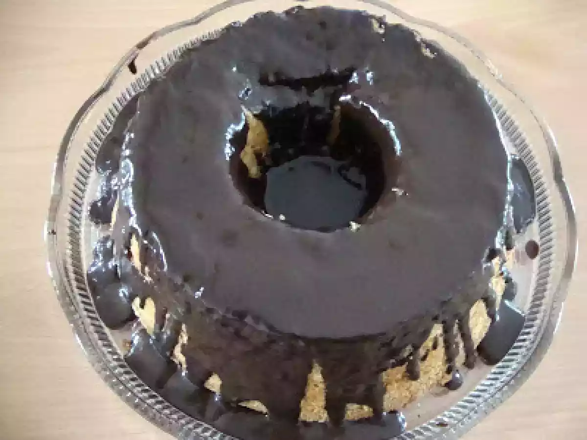 BOLO DE CLARAS COM COBERTURA DE CHOCOLATE