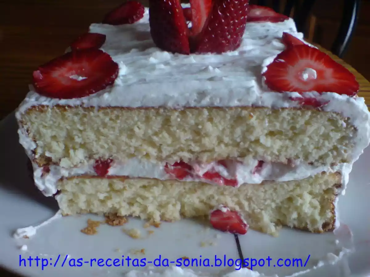 Bolo de Coco coberto com chantilly e Morangos - foto 3