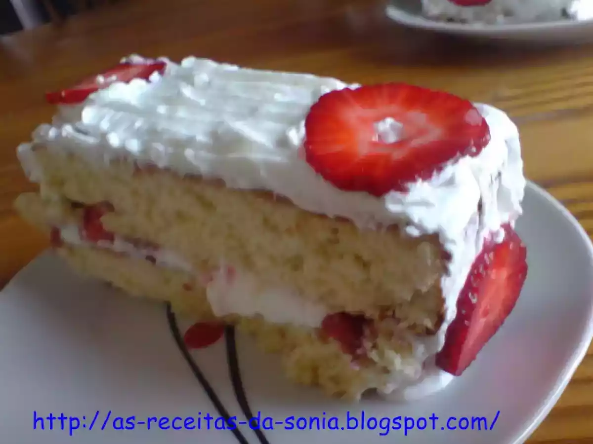 Bolo de Coco coberto com chantilly e Morangos - foto 4