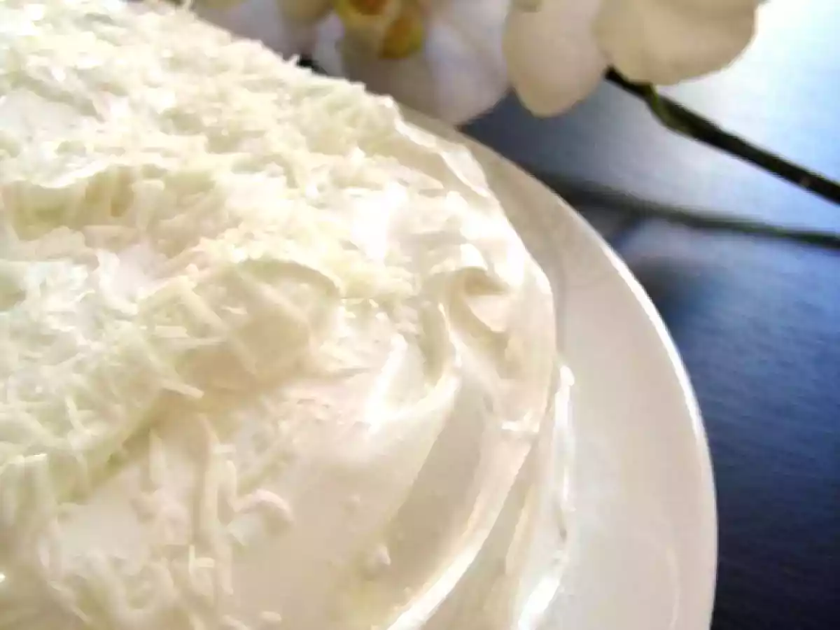 Bolo de Coco com Recheio de Doce de Leite