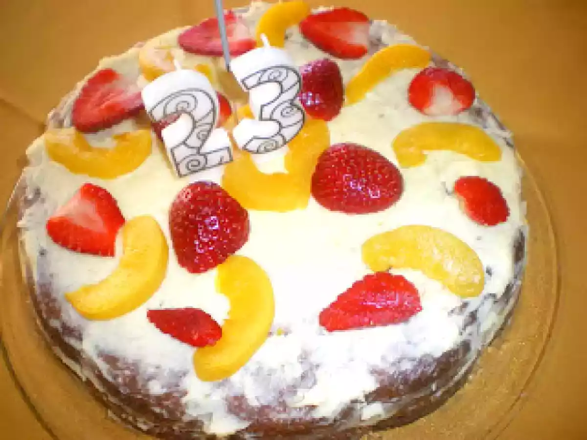 Bolo de coco recheado de fruta