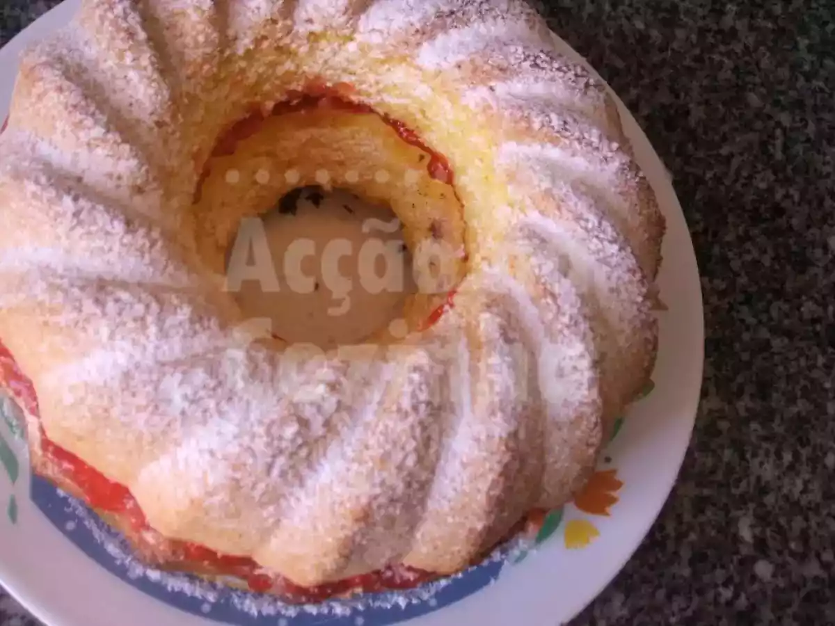 Bolo de fécula de batata com recheio de geleia de morango e um agradecimento....