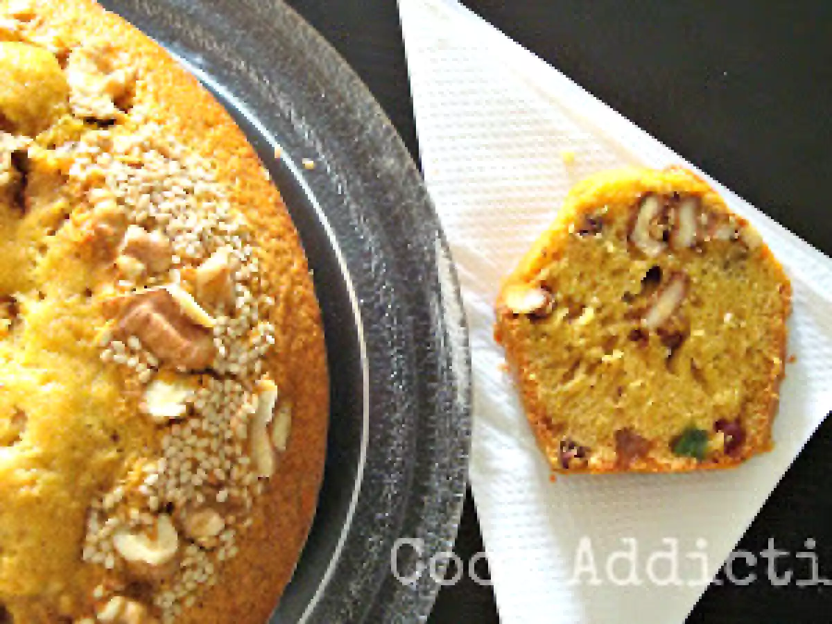 Bolo de fruta cristalizada e nozes