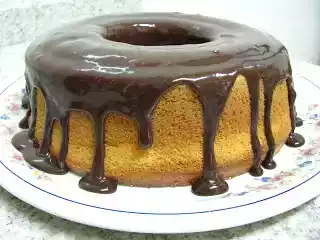 Bolo de fubá com cobertura de chocolate
