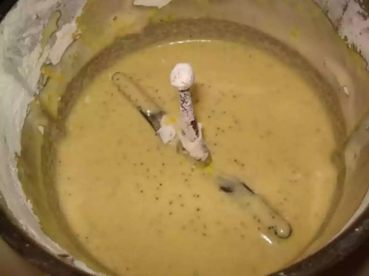 BOLO DE IOGURTE AROMATIZADO DE RASPAS DE LIMÃO, ENRIQUECIDO DE SEMENTES DE PAPOILA - foto 3