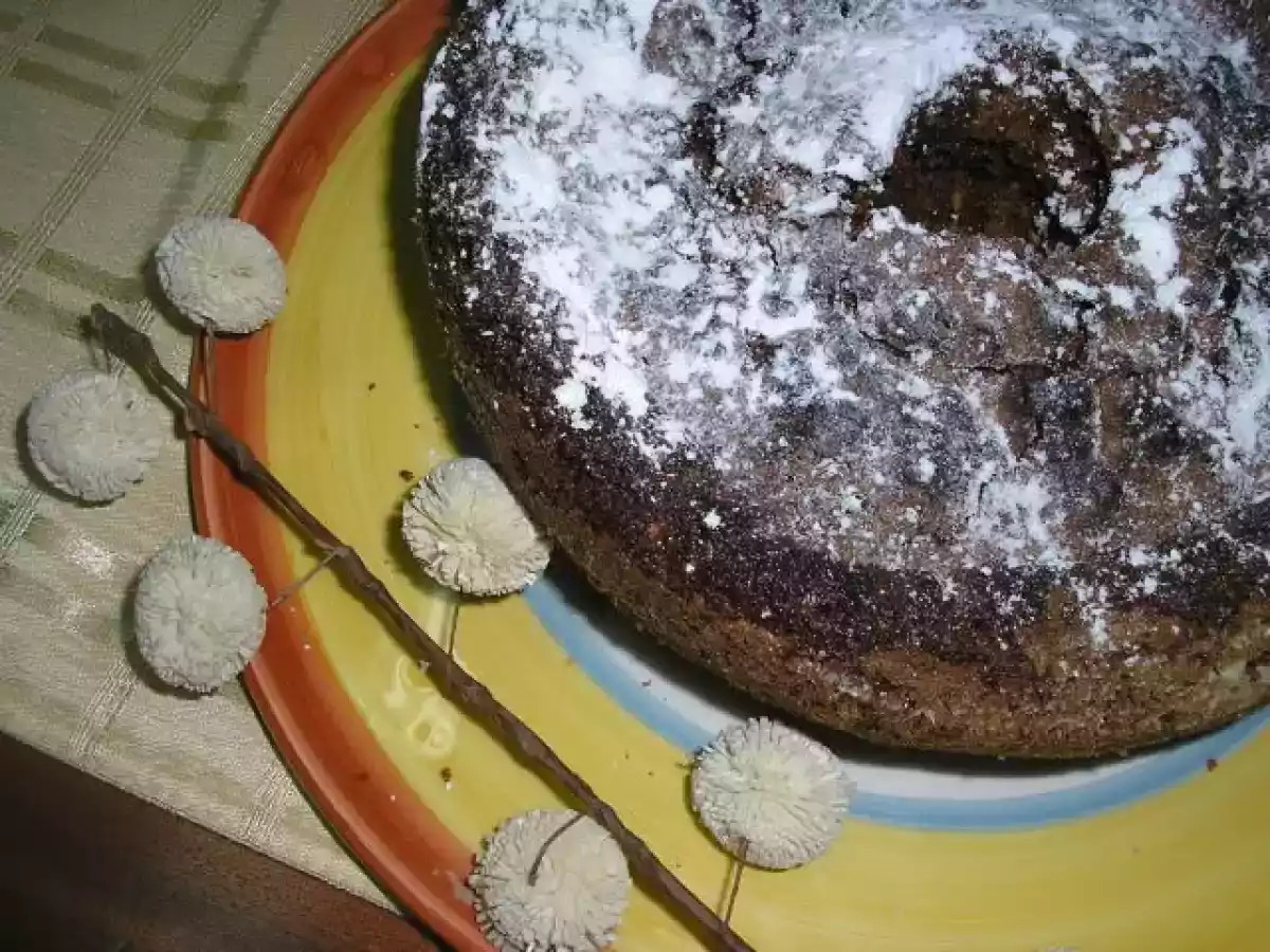 Bolo de iogurte com cacau e amêndoa