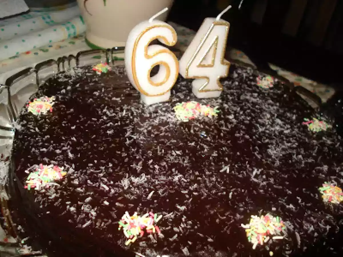BOLO DE IOGURTE COM COBERTURA DE CHOCOLATE...