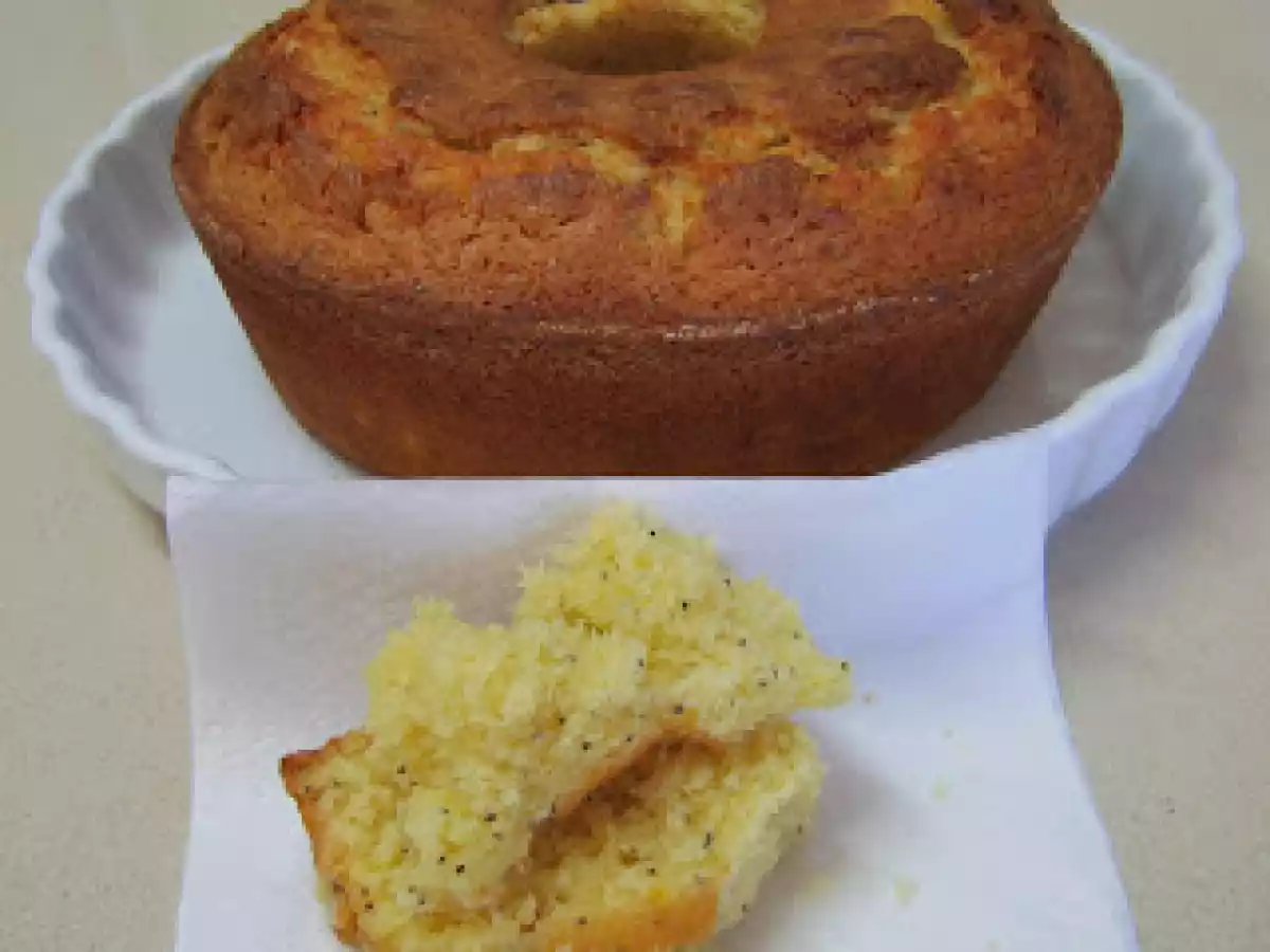 Bolo de Iogurte com Limão e Sementes de Papoila