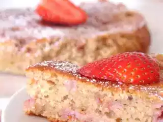 Bolo de iogurte com pedaços de morango