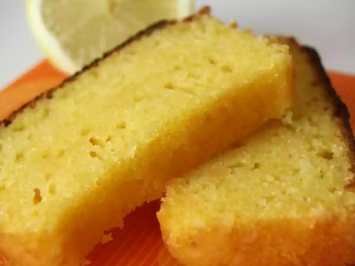 Bolo de iogurte com raspa de limão