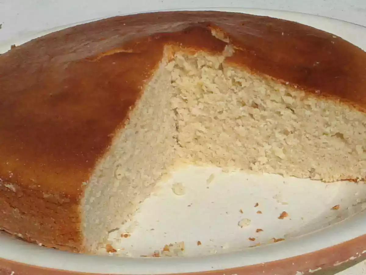 Bolo de iogurte de cabra, cardamomo e creme de coco