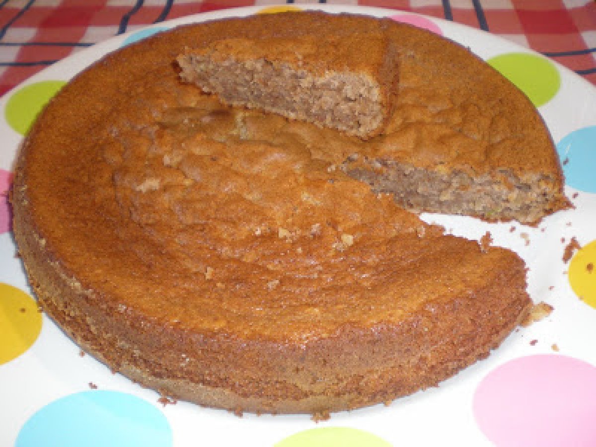 Bolo de iogurte de framboesa com pêra e nozes