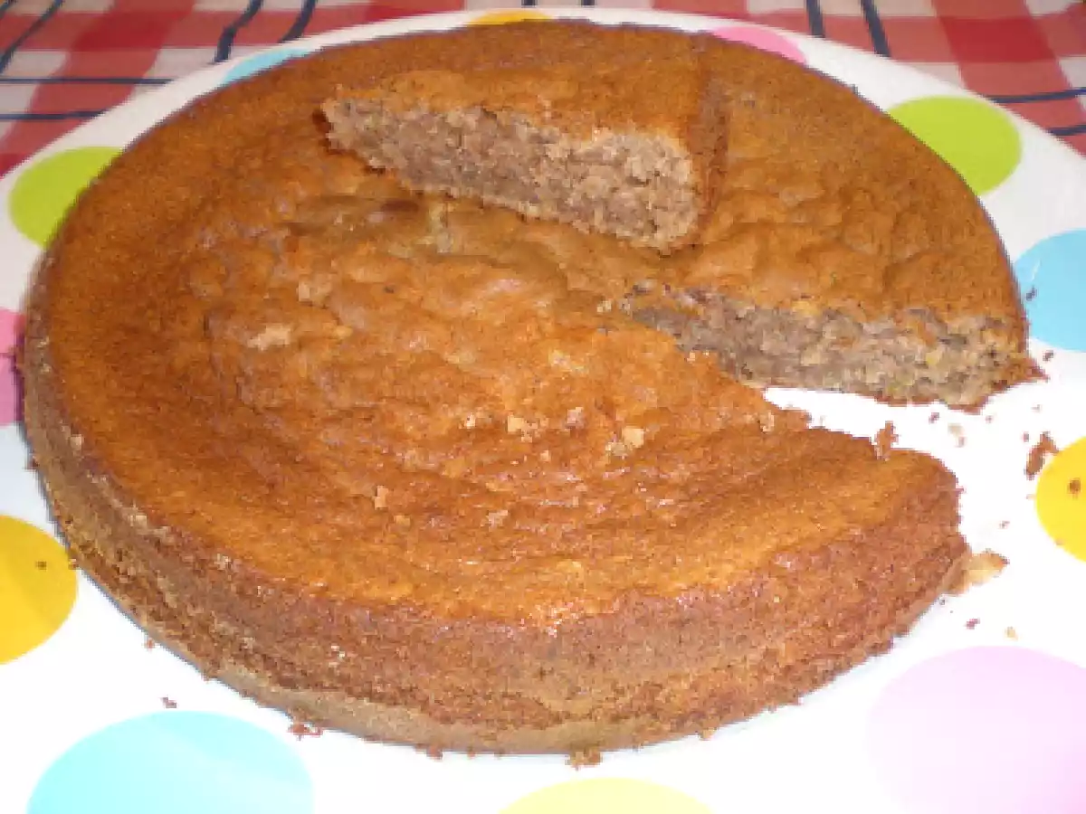 Bolo de iogurte de framboesa com pêra e nozes