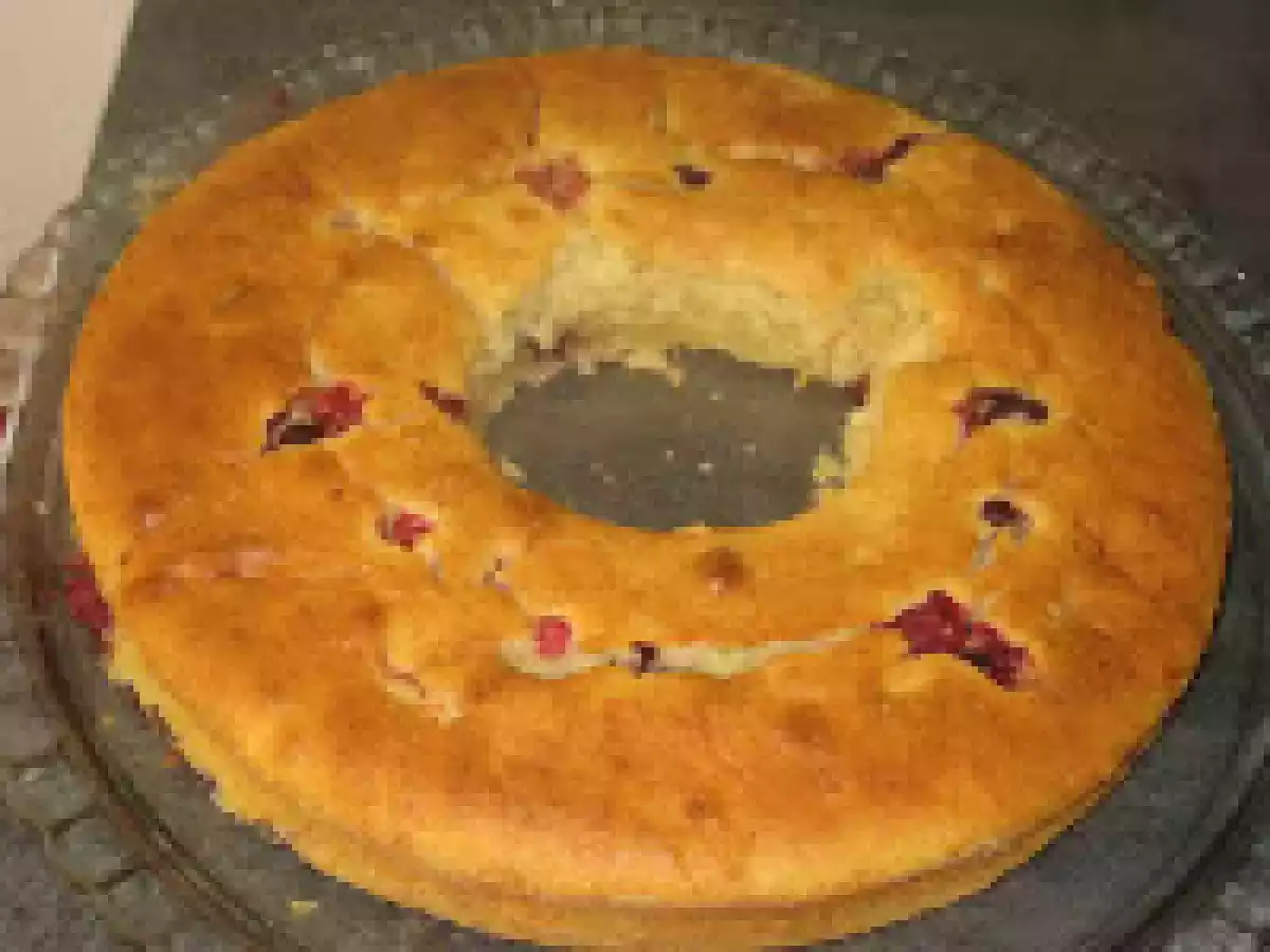 Bolo de iogurte (de limão) com pinhões e frutos silvestres