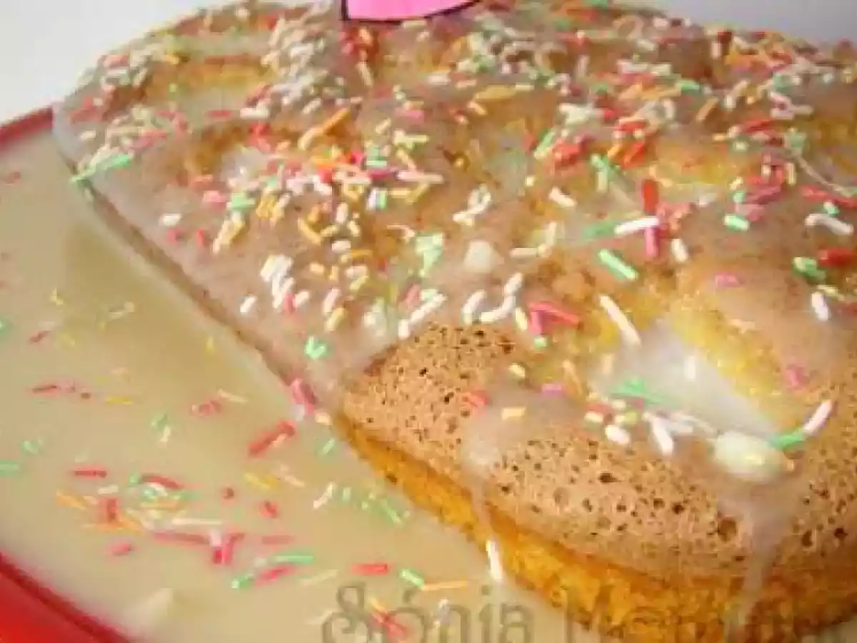 Bolo de Iogurte e Ananás com cobertura de Chocolate Branco