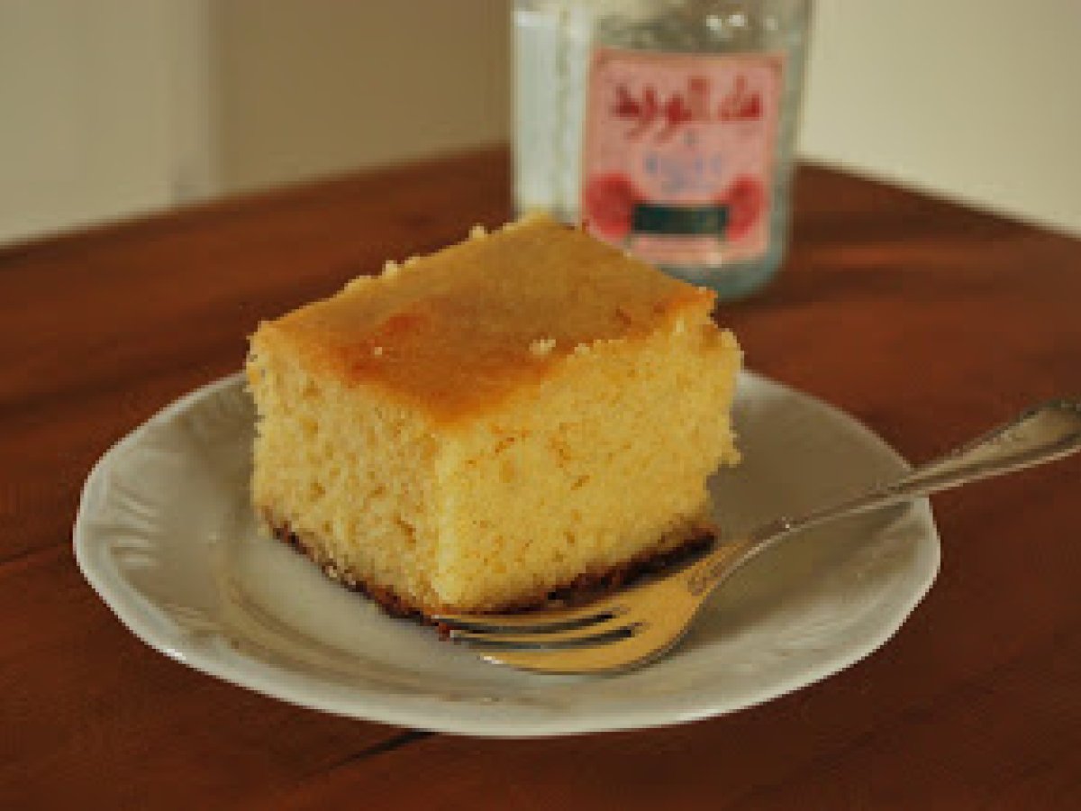 Bolo de iogurte e semolina com água de rosas