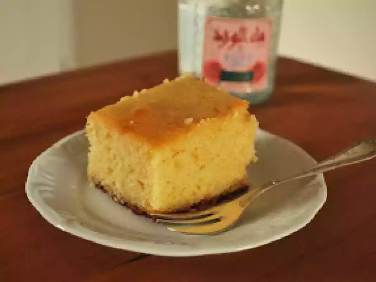 Bolo de iogurte e semolina com água de rosas